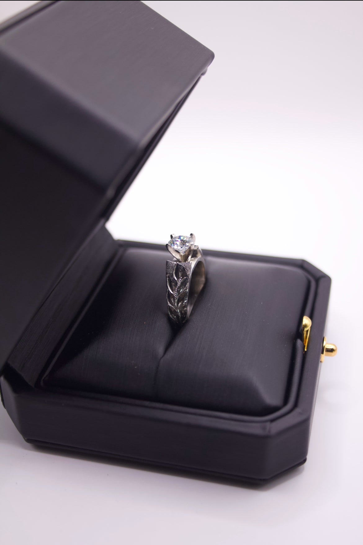 Maile Leaf Engraved Cathedral Ring – 6mm, 14K Gold, 1ct Round Natural Diamond