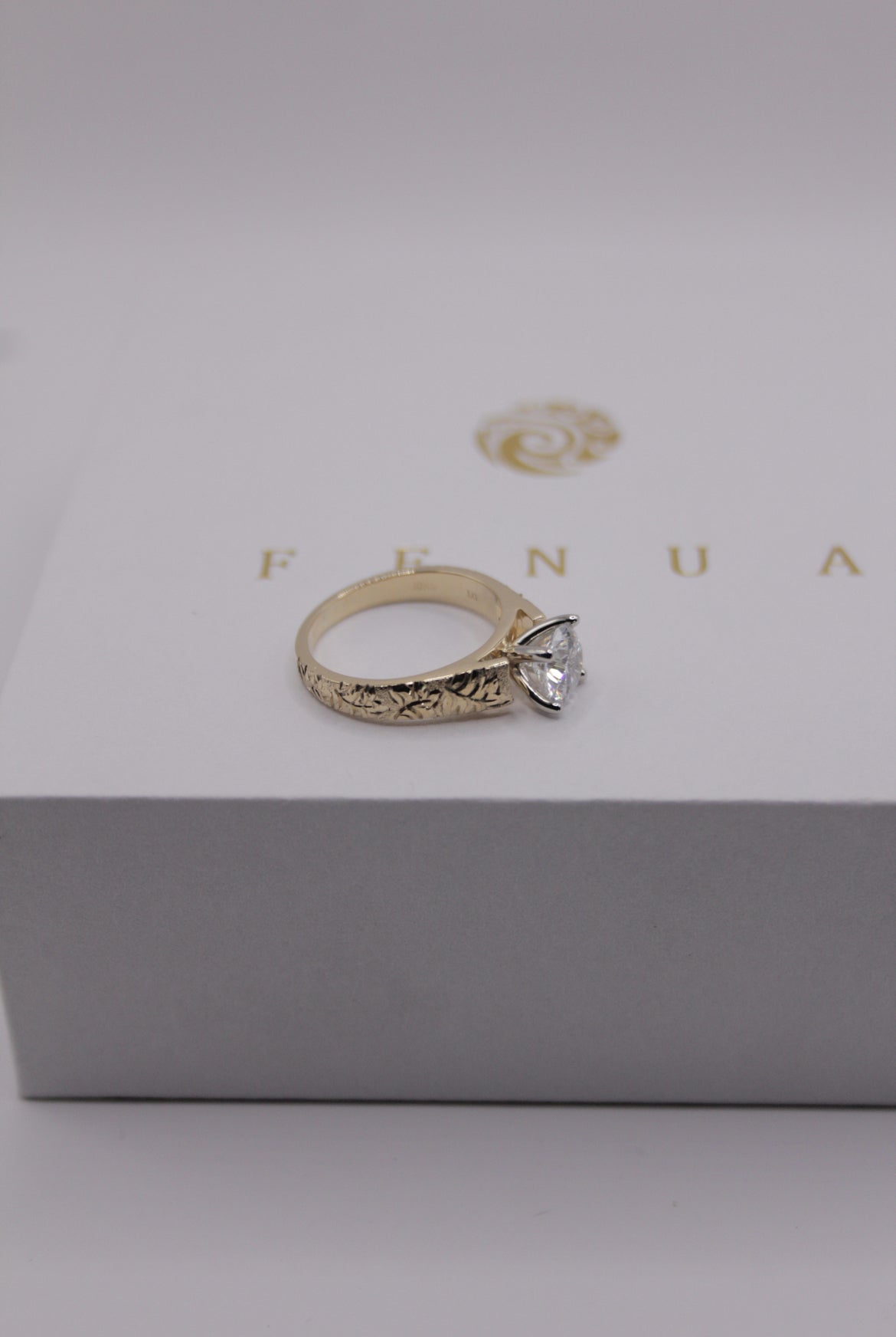 ʻŌhiʻa Lehua & Lauaʻe Engraved Cathedral Ring – 4mm, 18k Gold, 1ct Lab Diamond