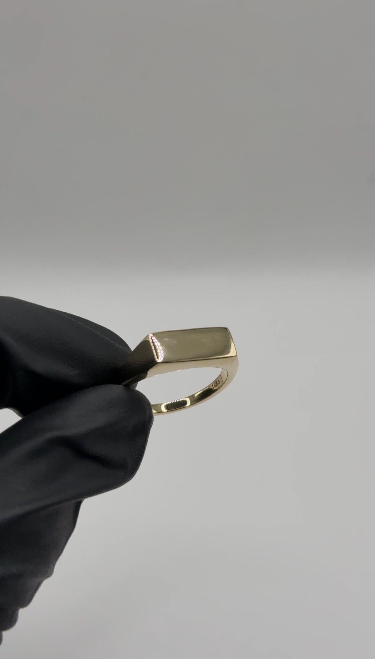 Classic Signet Ring – 4mm (Solid 14K Gold)