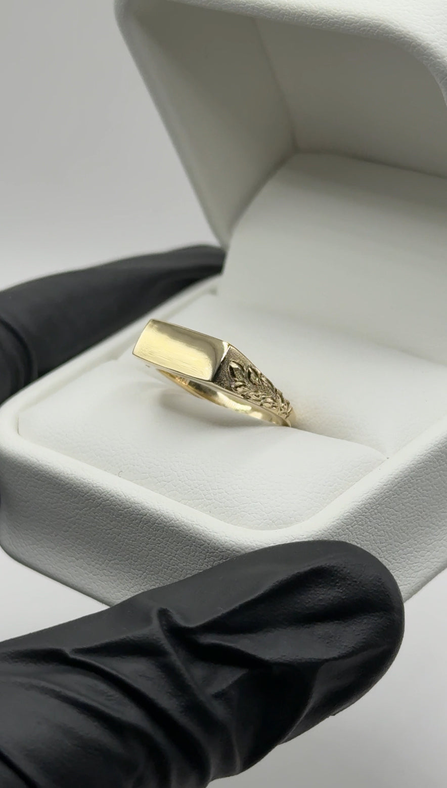 Maile Leaf Engraved Signet Ring – 4mm (Solid 14K Gold)