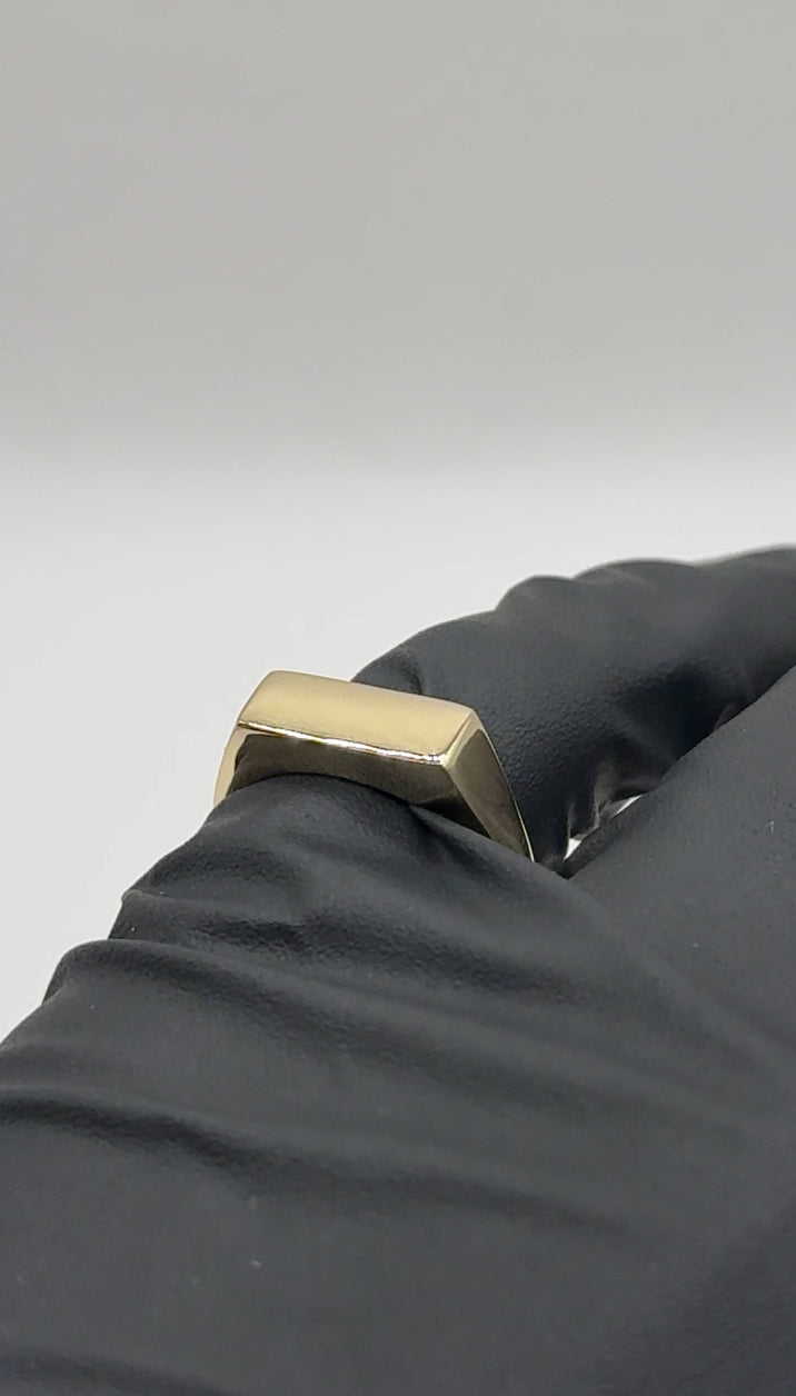 Classic Signet Ring – 4mm (Solid 14K Gold)