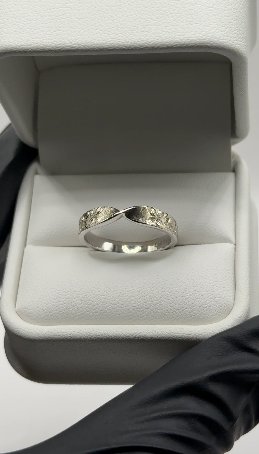 Engraved Hibiscus Twist Wedding Band – 4mm (Solid 14K Gold)