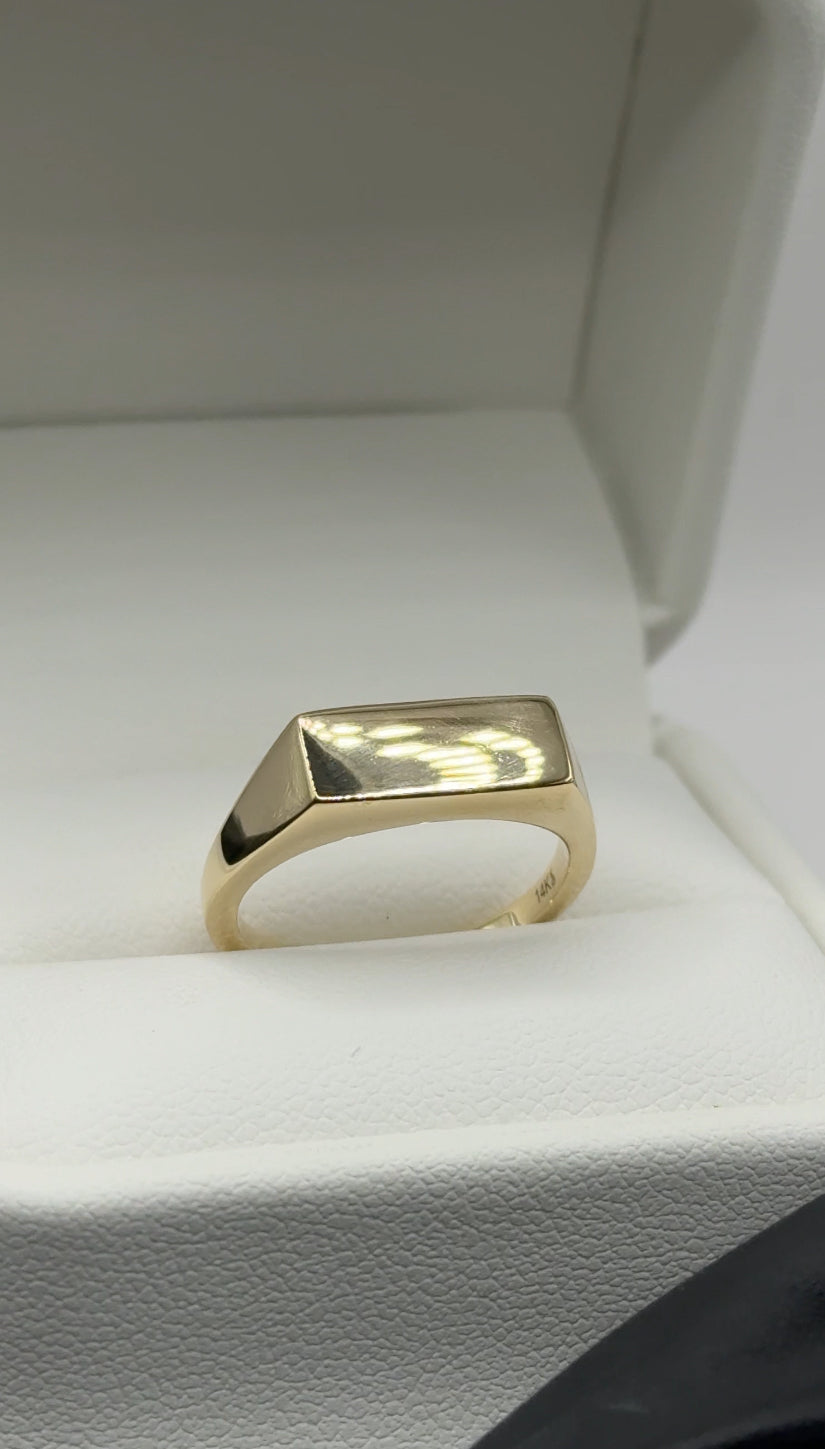 Classic Signet Ring – 4mm (Solid 14K Gold)