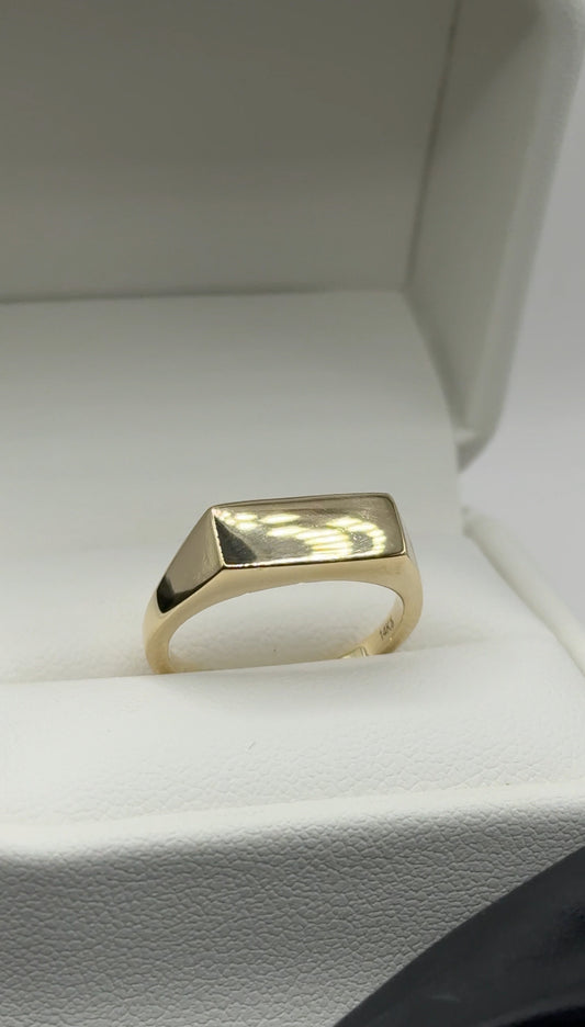 Classic Signet Ring – 4mm (Solid 14K Gold)