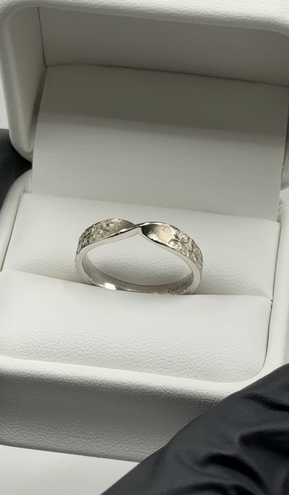 Engraved Hibiscus Twist Wedding Band – 4mm (Solid 14K Gold)