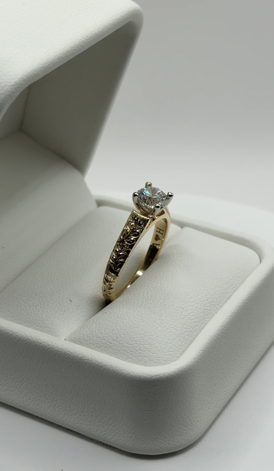 ʻŌhiʻa Lehua & Lauaʻe Engraved Cathedral Ring – 4mm, 14K Gold, 1ct Lab Diamond